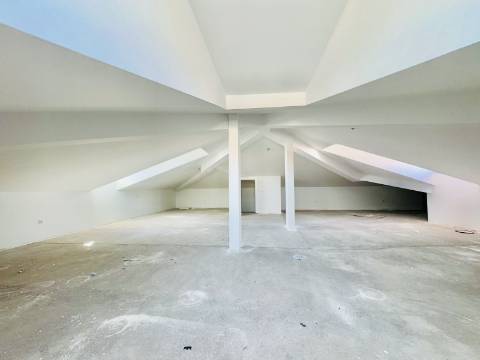 Moradia Nova no Coração do Crato - 3 quartos, garagem e espaço exterior.