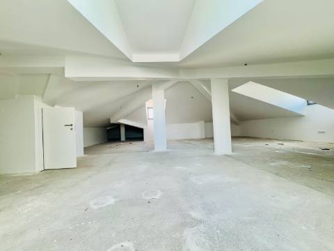 Moradia Nova no Coração do Crato - 3 quartos, garagem e espaço exterior.