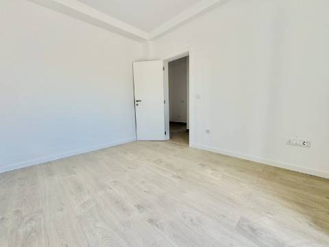 Moradia Nova no Coração do Crato - 3 quartos, garagem e espaço exterior.