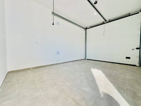 Moradia Nova no Coração do Crato - 3 quartos, garagem e espaço exterior.