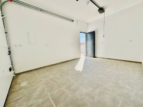 Moradia Nova no Coração do Crato - 3 quartos, garagem e espaço exterior.