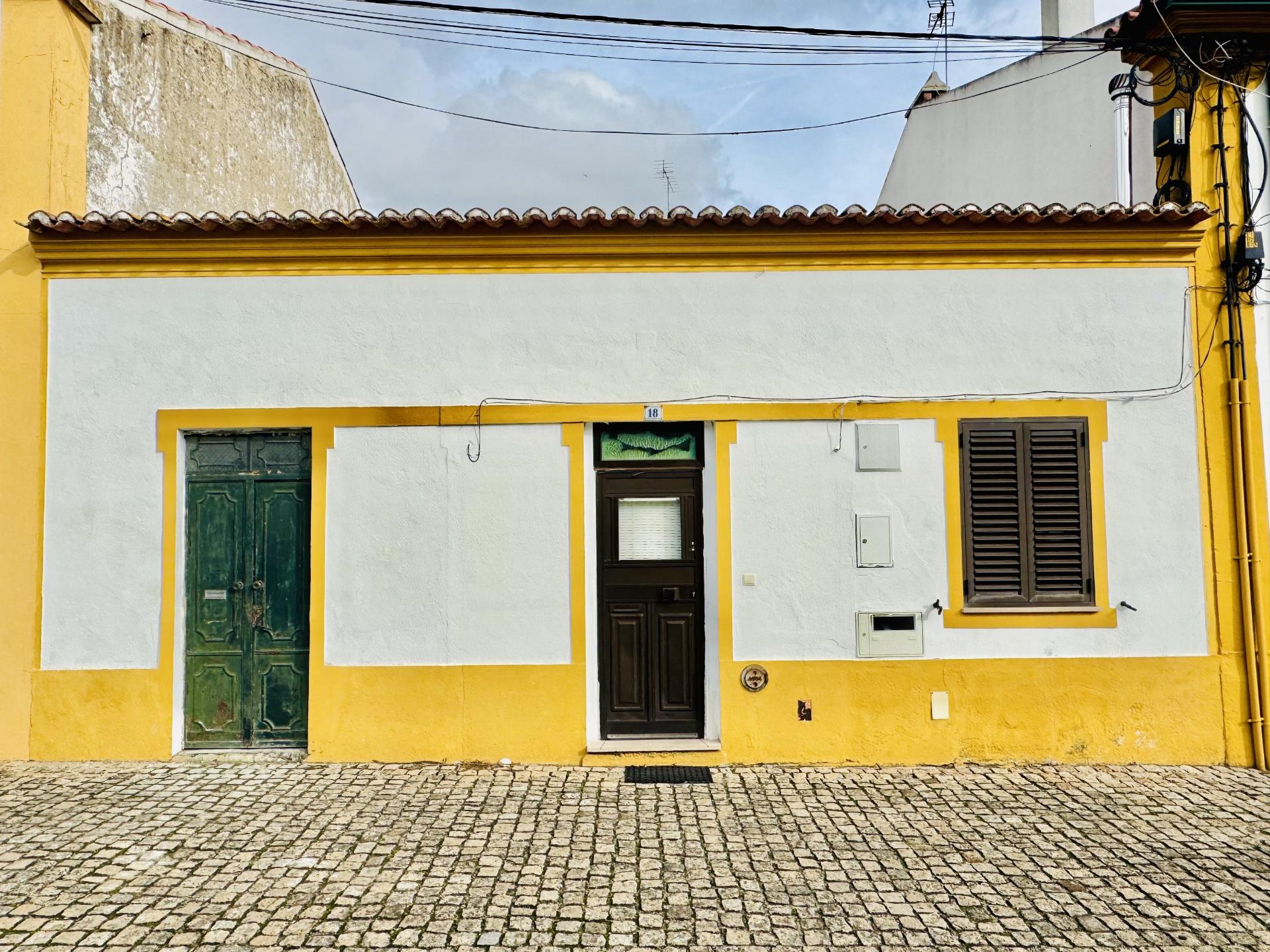 Casa Térrea com Quintal O Refúgio Perfeito no Crato / Your Peaceful Alentejo Retreat Awaits in Crato