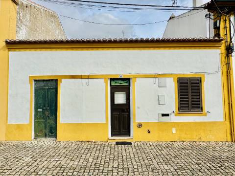 Casa Térrea com Quintal O Refúgio Perfeito no Crato / Your Peaceful Alentejo Retreat Awaits in Crato