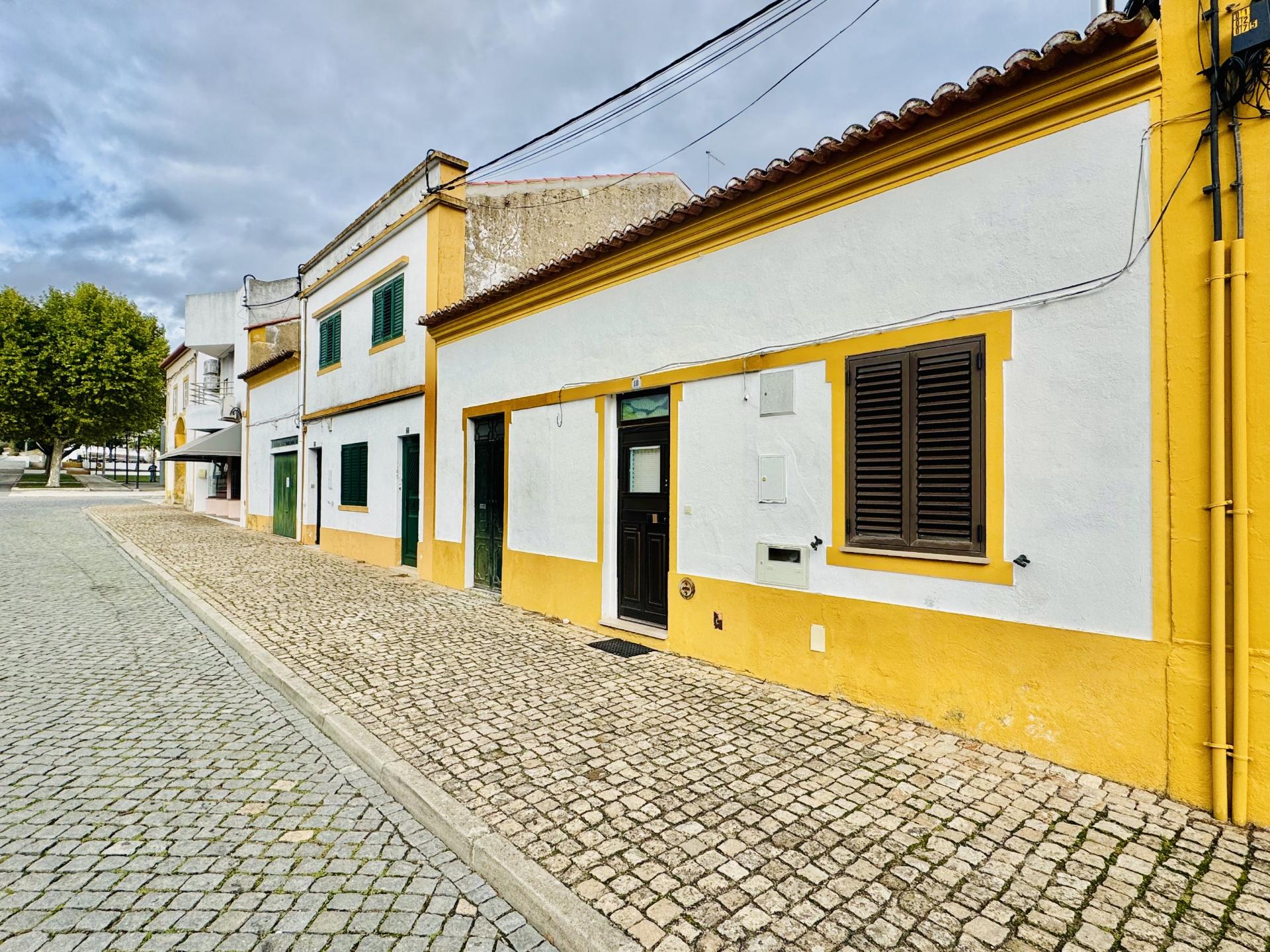 Casa Térrea com Quintal O Refúgio Perfeito no Crato / Your Peaceful Alentejo Retreat Awaits in Crato