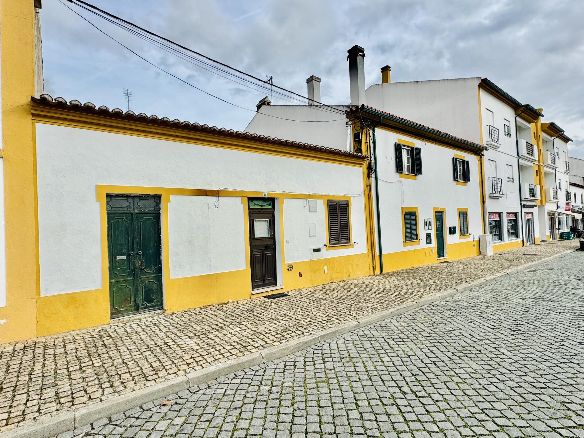 Casa Térrea com Quintal O Refúgio Perfeito no Crato / Your Peaceful Alentejo Retreat Awaits in Crato