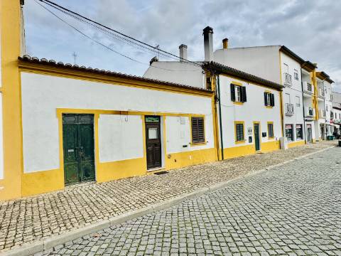 Casa Térrea com Quintal O Refúgio Perfeito no Crato / Your Peaceful Alentejo Retreat Awaits in Crato