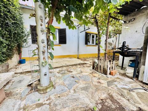 Casa Térrea com Quintal O Refúgio Perfeito no Crato / Your Peaceful Alentejo Retreat Awaits in Crato