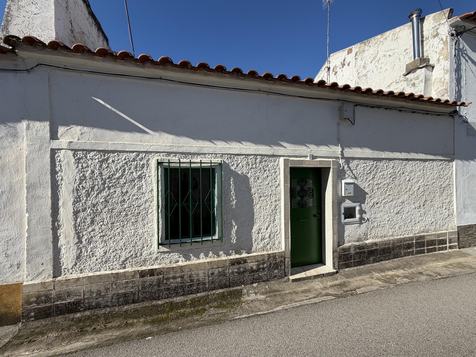 Moradia T2 + 1 com Quintal Pronta a Habitar Recheio e Eletrodomésticos Incluídos