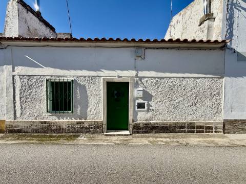 Moradia T2 + 1 com Quintal Pronta a Habitar Recheio e Eletrodomésticos Incluídos