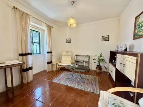 Moradia T2 + 1 com Quintal Pronta a Habitar Recheio e Eletrodomésticos Incluídos