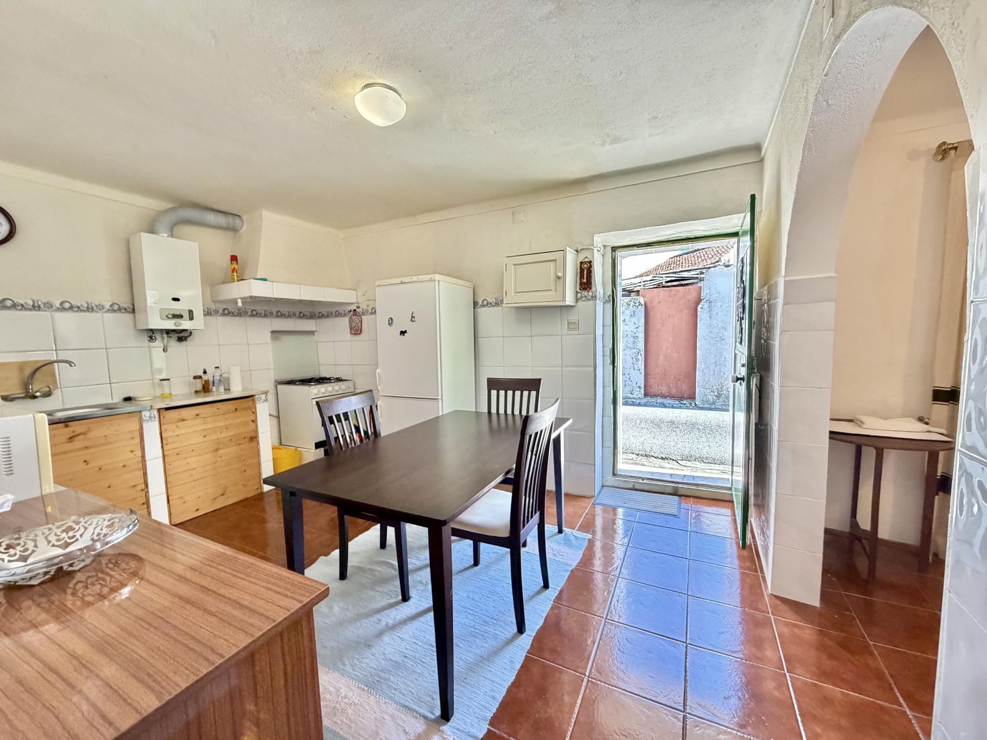 Moradia T2 + 1 com Quintal Pronta a Habitar Recheio e Eletrodomésticos Incluídos