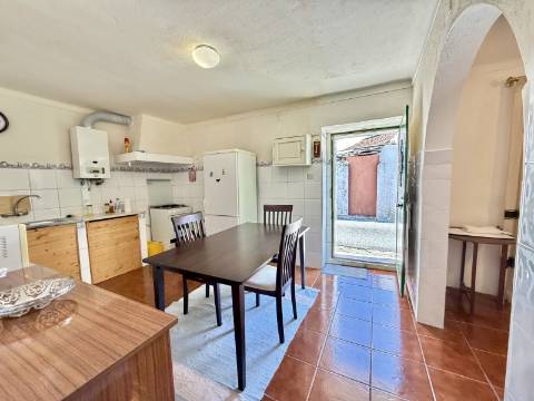 Moradia T2 + 1 com Quintal Pronta a Habitar Recheio e Eletrodomésticos Incluídos