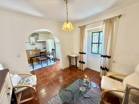 Moradia T2 + 1 com Quintal Pronta a Habitar Recheio e Eletrodomésticos Incluídos