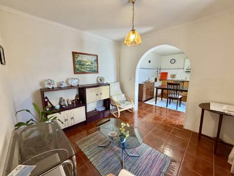 Moradia T2 + 1 com Quintal Pronta a Habitar Recheio e Eletrodomésticos Incluídos