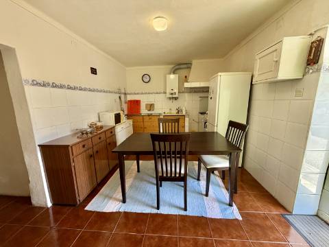 Moradia T2 + 1 com Quintal Pronta a Habitar Recheio e Eletrodomésticos Incluídos