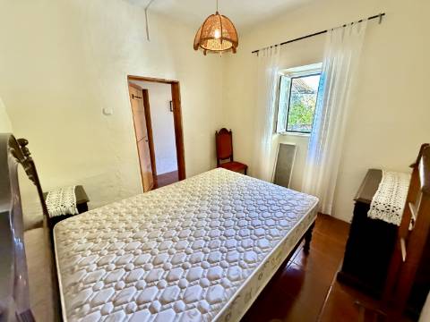 Moradia T2 + 1 com Quintal Pronta a Habitar Recheio e Eletrodomésticos Incluídos