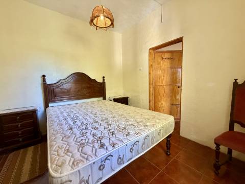 Moradia T2 + 1 com Quintal Pronta a Habitar Recheio e Eletrodomésticos Incluídos