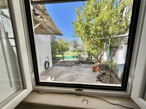 Moradia T2 + 1 com Quintal Pronta a Habitar Recheio e Eletrodomésticos Incluídos