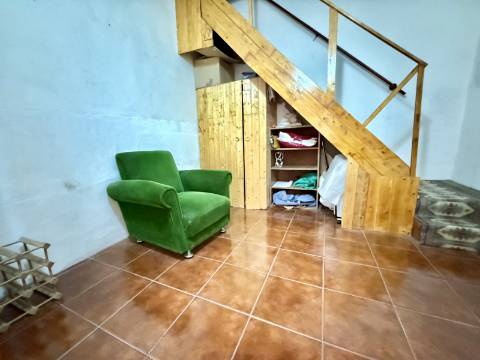 Moradia T2 + 1 com Quintal Pronta a Habitar Recheio e Eletrodomésticos Incluídos