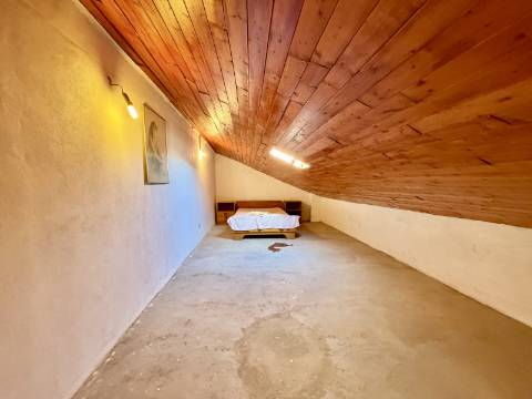 Moradia T2 + 1 com Quintal Pronta a Habitar Recheio e Eletrodomésticos Incluídos