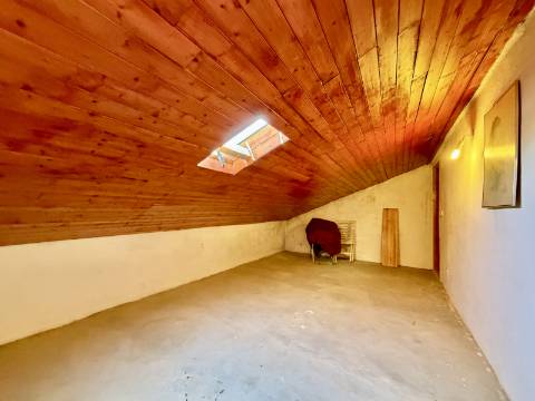 Moradia T2 + 1 com Quintal Pronta a Habitar Recheio e Eletrodomésticos Incluídos