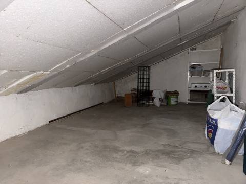 Moradia T2 + 1 com Quintal Pronta a Habitar Recheio e Eletrodomésticos Incluídos