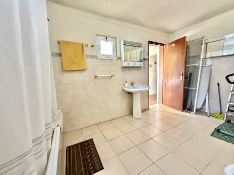 Moradia T2 + 1 com Quintal Pronta a Habitar Recheio e Eletrodomésticos Incluídos