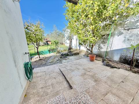 Moradia T2 + 1 com Quintal Pronta a Habitar Recheio e Eletrodomésticos Incluídos