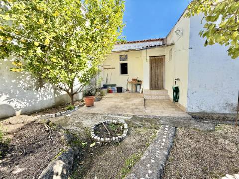 Moradia T2 + 1 com Quintal Pronta a Habitar Recheio e Eletrodomésticos Incluídos