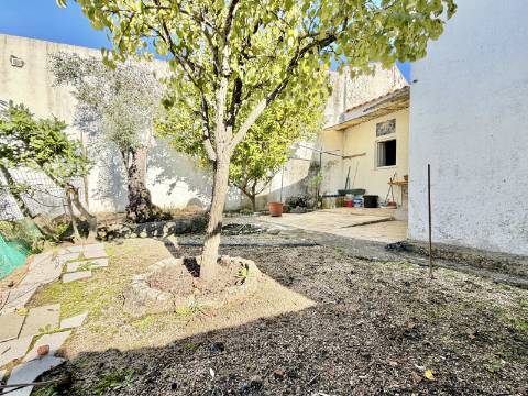 Moradia T2 + 1 com Quintal Pronta a Habitar Recheio e Eletrodomésticos Incluídos