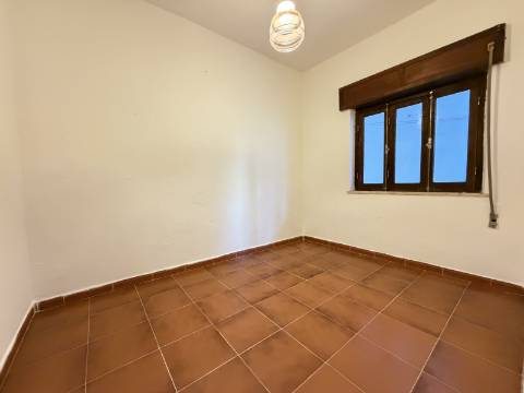 Apartamento T3 ao nível do Rés do Chão, com quintal/logrador