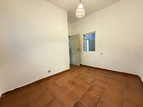Apartamento T3 ao nível do Rés do Chão, com quintal/logrador