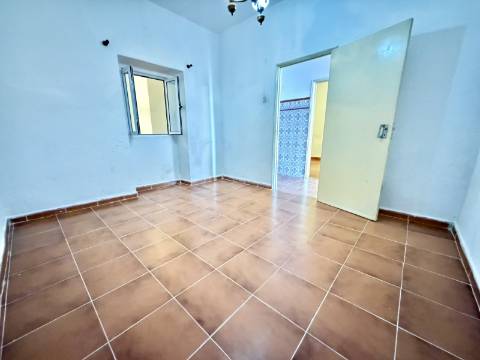 Apartamento T3 ao nível do Rés do Chão, com quintal/logrador