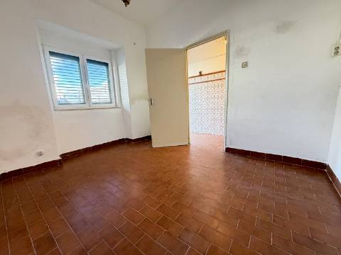 Apartamento T3 ao nível do Rés do Chão, com quintal/logrador