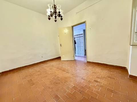 Apartamento T3 ao nível do Rés do Chão, com quintal/logrador