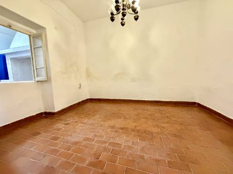 Apartamento T3 ao nível do Rés do Chão, com quintal/logrador