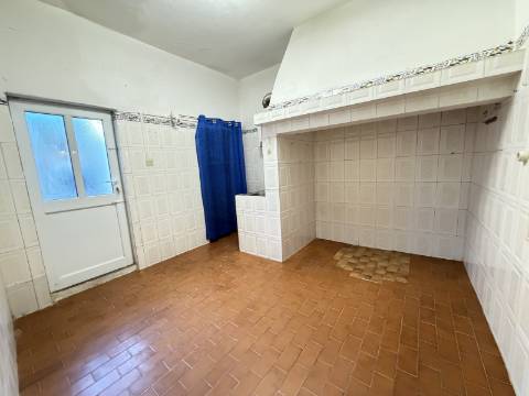 Apartamento T3 ao nível do Rés do Chão, com quintal/logrador