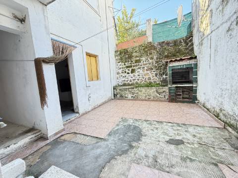 Apartamento T3 ao nível do Rés do Chão, com quintal/logrador