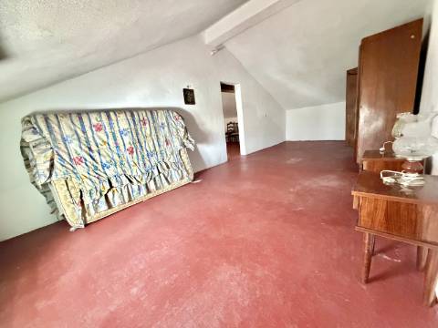 Moradia térrea com terreno de 452m2 excelente potencial -Chança - Alter do Chão