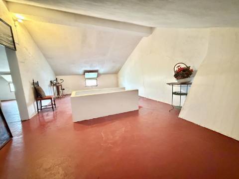 Moradia térrea com terreno de 452m2 excelente potencial -Chança - Alter do Chão