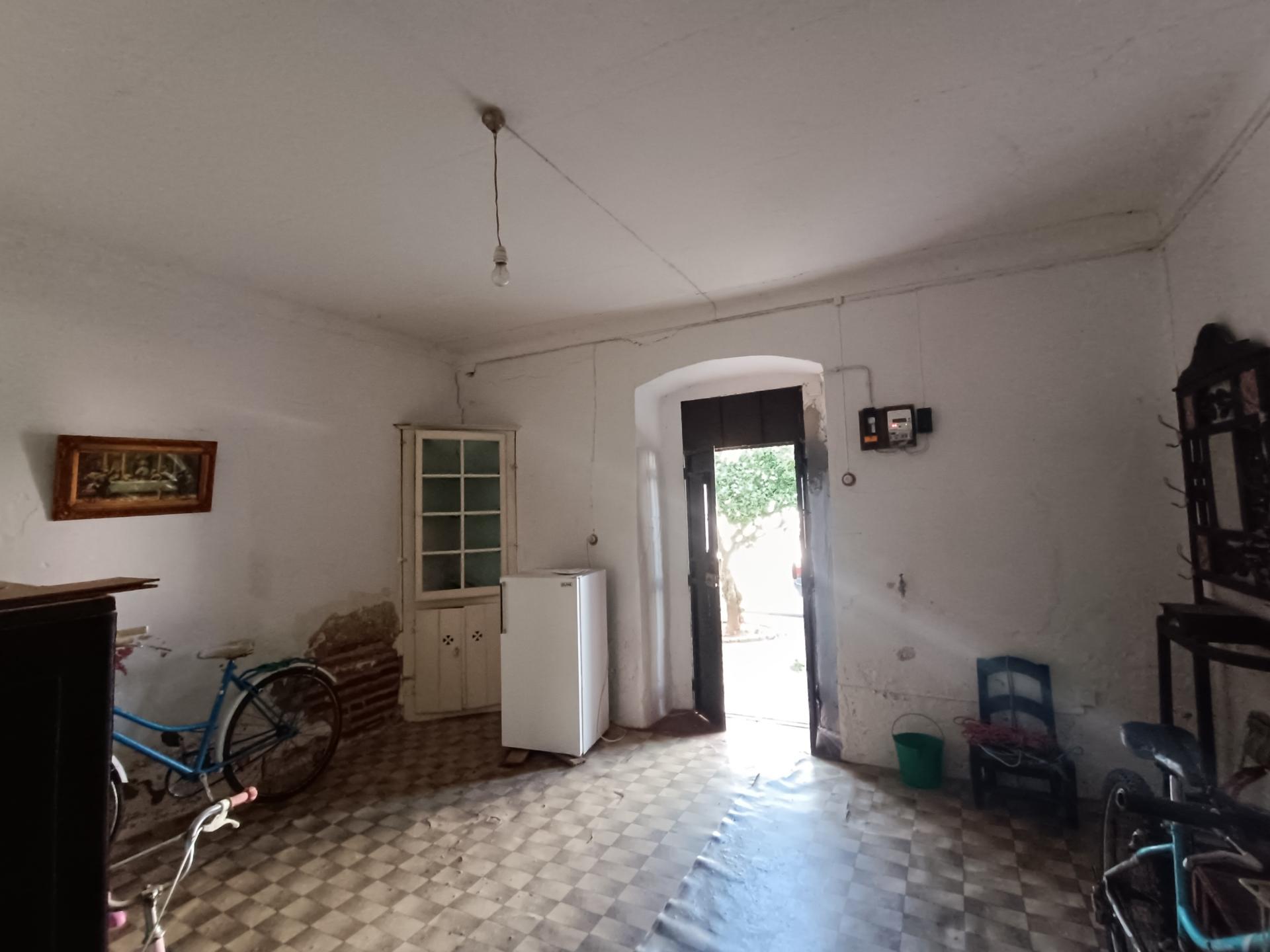 Oportunidade com quintal amplo moradia térrea T2 em Casa Branca.