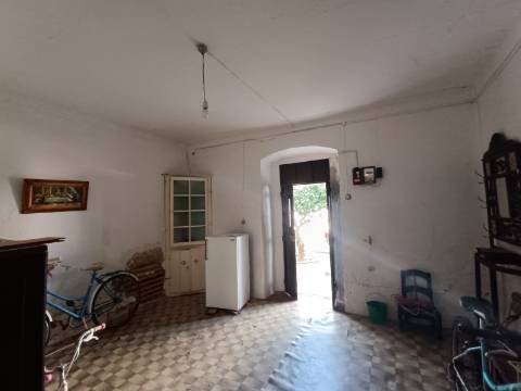 Oportunidade com quintal amplo moradia térrea T2 em Casa Branca.