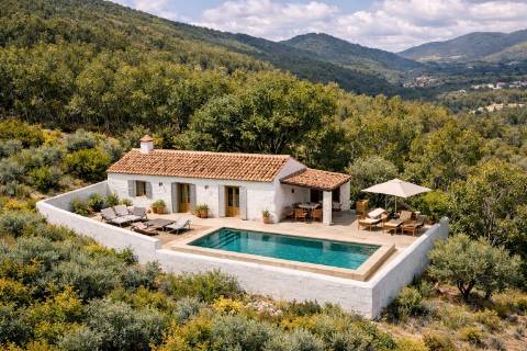 Propriedade com Habitação para Reabilitação e 37 Hectares de Natureza 
Property with House for Renovation and 37 Hectares of Nature