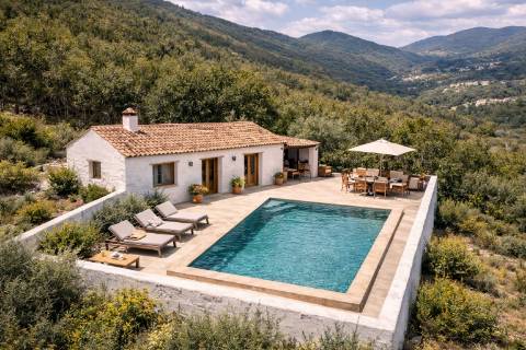 Propriedade com Habitação para Reabilitação e 37 Hectares de Natureza 
Property with House for Renovation and 37 Hectares of Nature