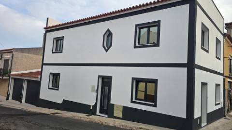 Apartamento T2 de Construção Nova com Garagem e Quintal em Sousel