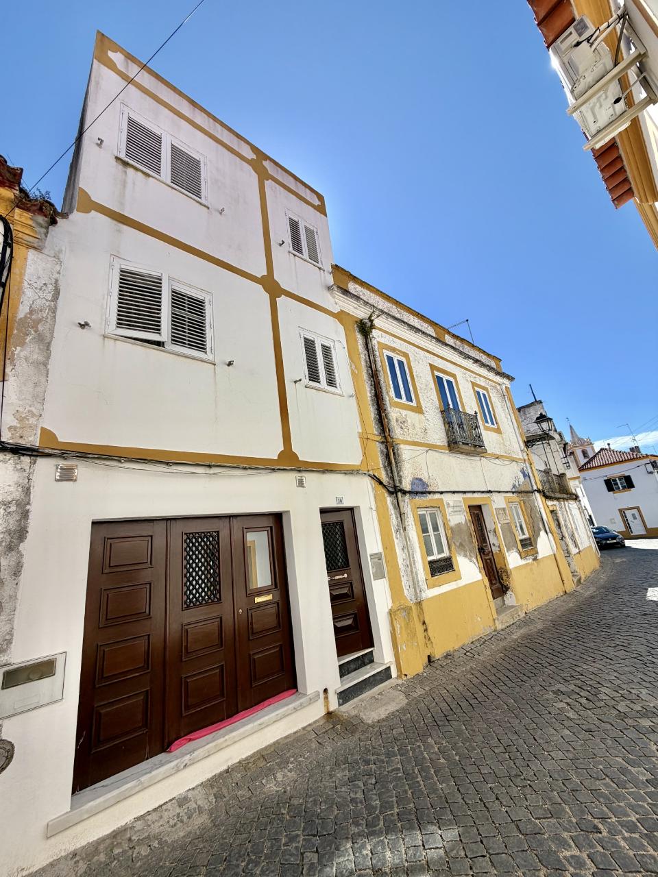 Moradia com Garagem/Quintal para Venda Conjunta no centro Crato