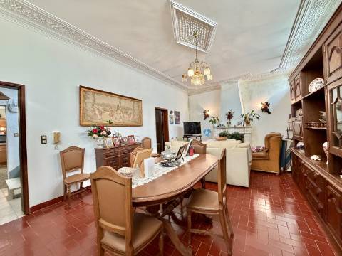 Moradia com Garagem/Quintal para Venda Conjunta no centro Crato