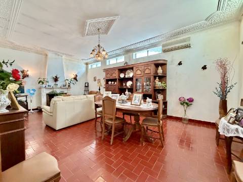 Moradia com Garagem/Quintal para Venda Conjunta no centro Crato