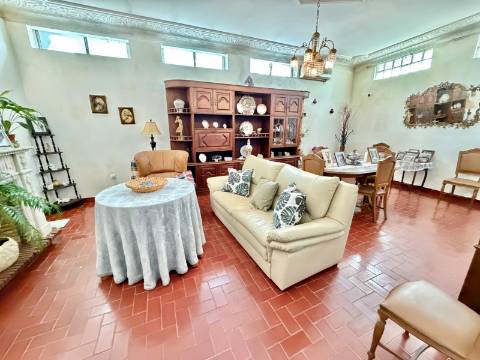 Moradia com Garagem/Quintal para Venda Conjunta no centro Crato