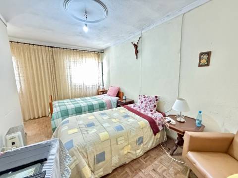 Moradia com Garagem/Quintal para Venda Conjunta no centro Crato